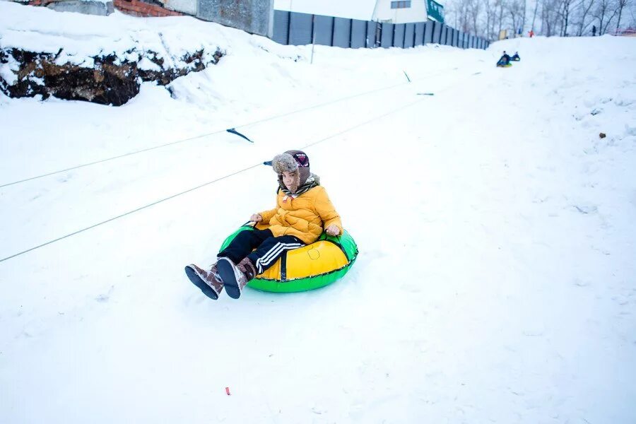 Тюбинг челябинск бродокалмакский тракт. Радужная форель бродокалмакский тракт. Смолино парк челябинск тюбинг. Горка на первом озере челябинск. Тюбинг центр бродокалмакский тракт.