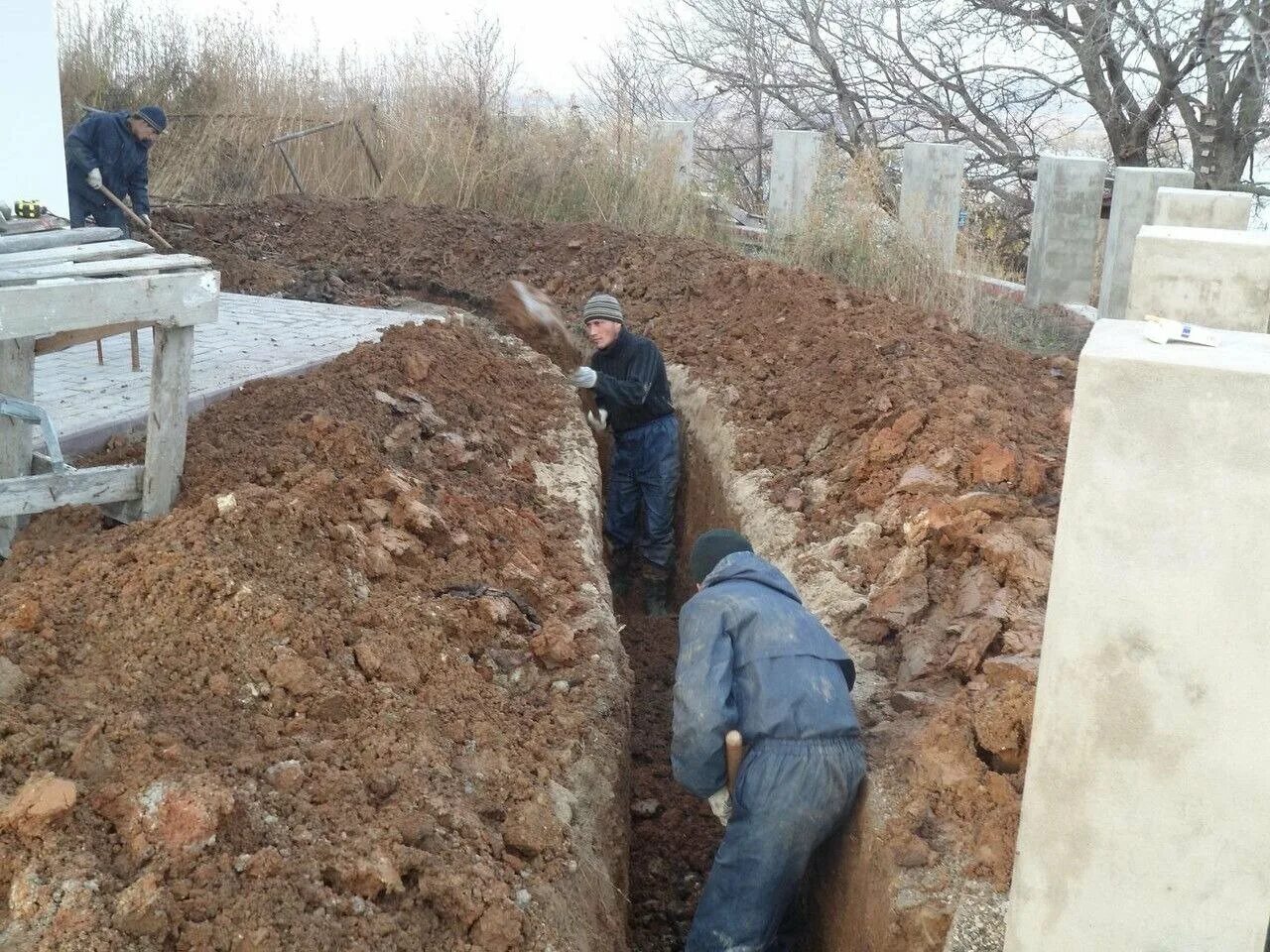 Копка земли вручную. Копка траншеи вручную. рытье траншей вручную. ручная копка траншей. рытья%котлована%вручную.