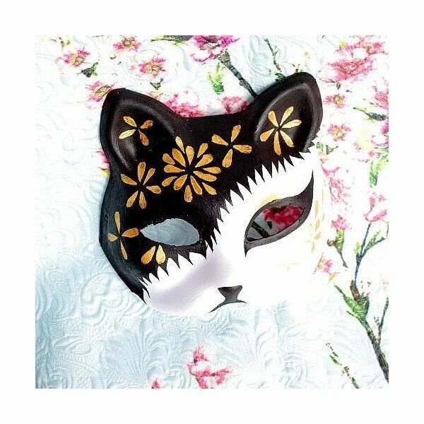 Как можно раскрасить маску кошки. Маска Кицунэ. Папье маше маска Кицунэ. Японские маски черные Кицунэ. Карнавальная маска кота.