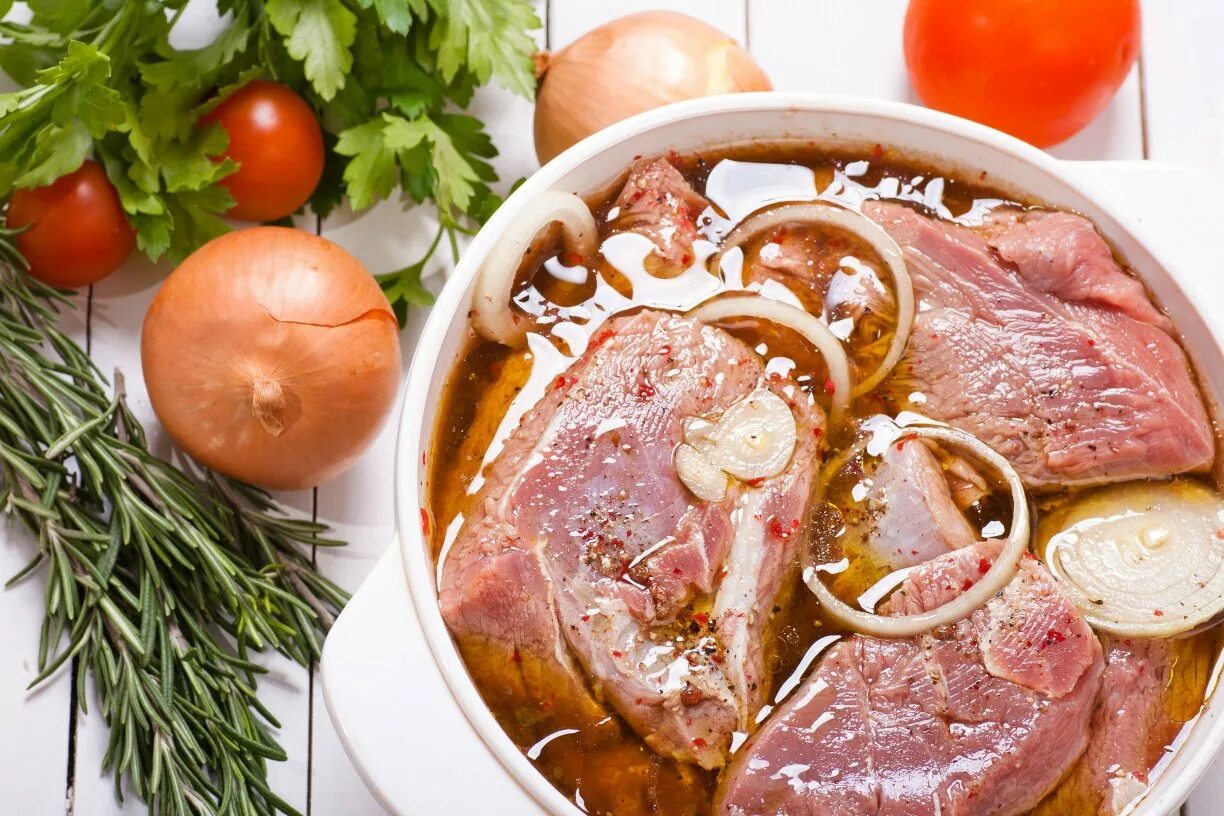 В чем мариновать свинину для шашлыка. Мясо для шашлыка. Мясо в маринаде для шашлыка. В чем мариновать свинину для шашлыка. Маринованное мясо для шашлыка.