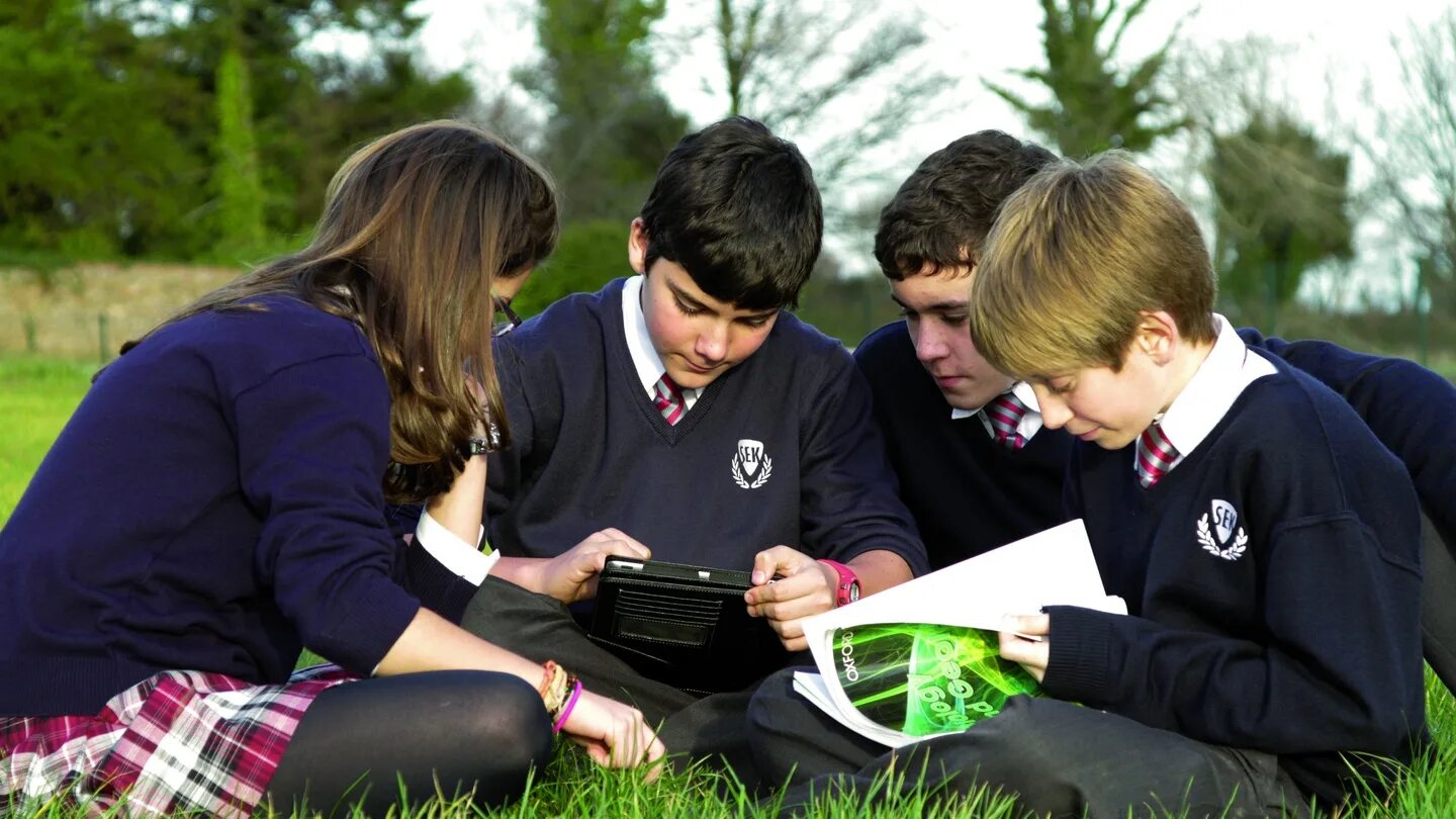 Мультимедиа класс. Children go to school. These two schools are. Начальная школа в австралии. Японки юри.
