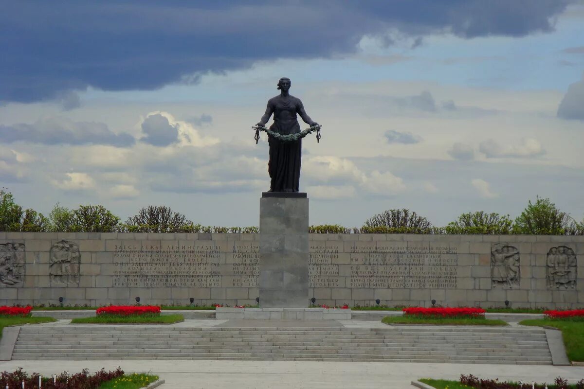 памятник на пискаревском кладбище. мать-родина на пискаревском кладбище. мемориальный комплекс на пискаревском кладбище.