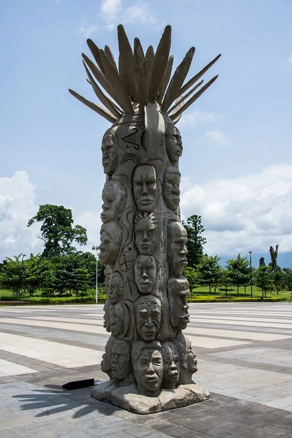 статуя башни. столб с статуей. столб дерева. столб с статуей. скульптуры на столбах.