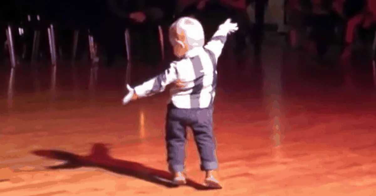 Танец детям под песню. 2-Х летний танцор Вильям. Смешные детские танцы. Танец маленького мальчика. Маленький мальчик танцует.