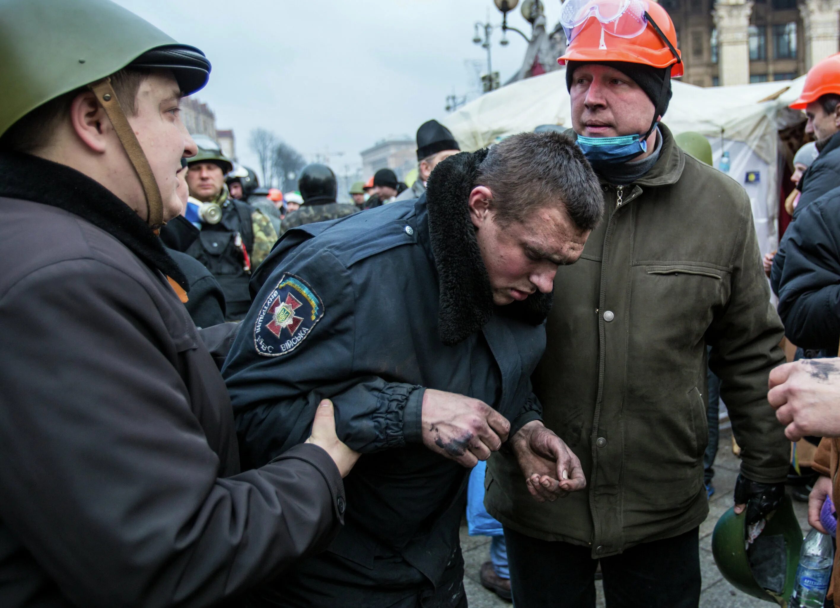 Пленные Беркут на Майдане 2014. Майдан Киев февраль 2014 Беркут. Участники майдана