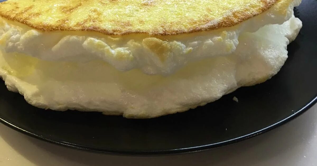 пышный омлет пуляр. омлет высокий пышный на сковороде. омлет на сковороде.