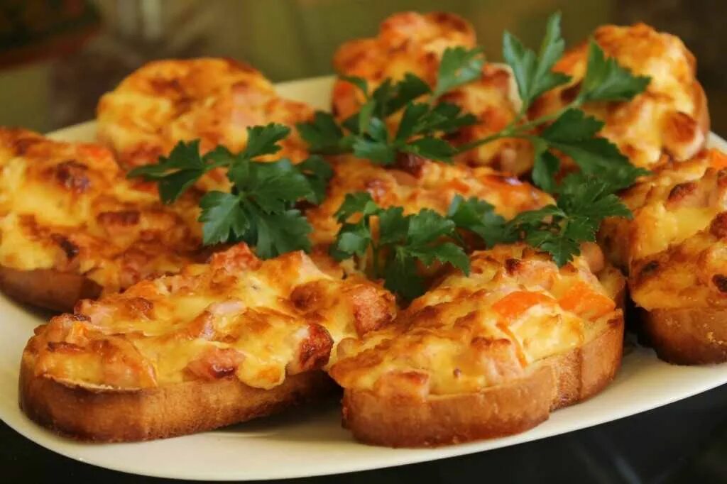 Пицца из батона. Горячие бутерброды в духовке. 5 горячих бутербродов. Горячие бутерброды. Горячие бутерброды в духовке с колбасой и сыром.