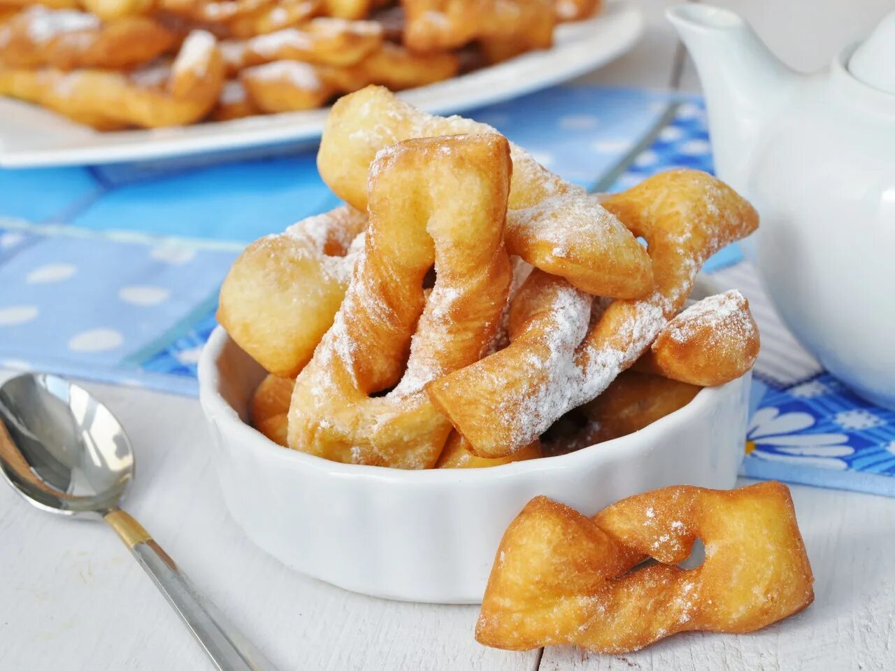 Королевский хворост. Хворост нежный тающий. Хворост печенье. Хворост тонкий хрустящий. Хрустящий хворост тающий.