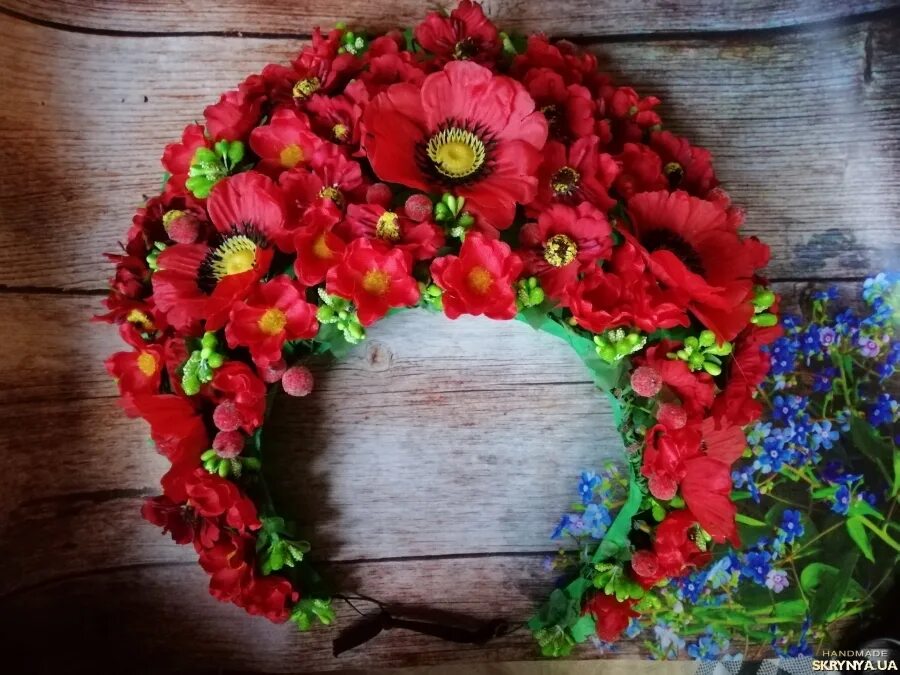 Венок из маков. Девушка в венке из полевых цветов. Маковый венок. Вышивка крестом венок из маков. Венок для волос красные цветы.