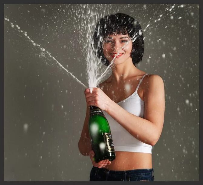 Девушка с бутылкой шампанского. День шампанского. Штопор бутылка вина. Девушка открывает бутылку. Девушка с бутылкой шампанского.