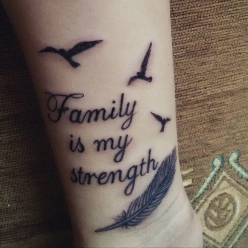 Тату на руку дети моя жизнь. Тату надпись family на руке. тату смысл жизни. тату надпись семья на руке. тату семейное на руки с надписью.