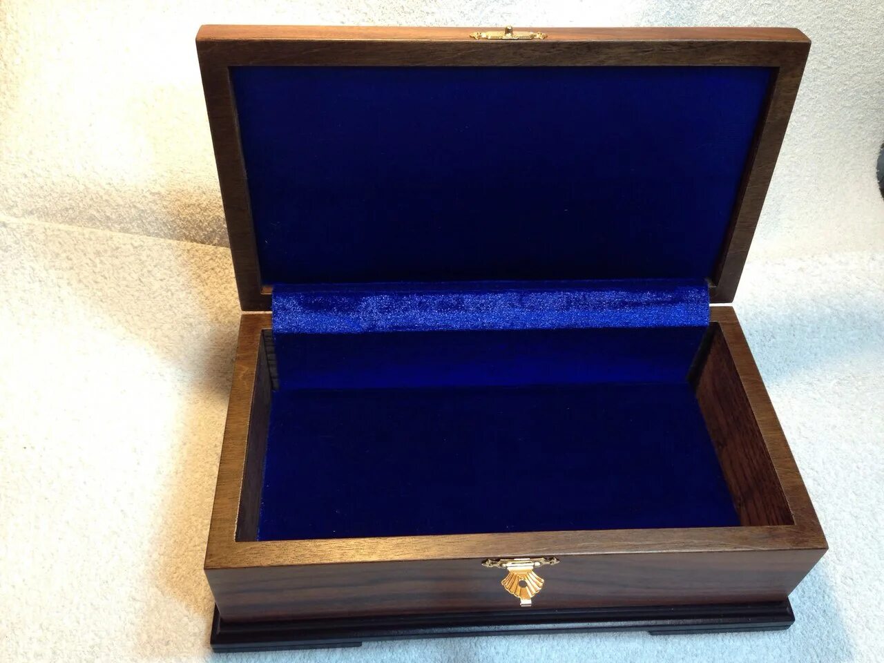 открой ящичек. открытый чемодан на прозрачном фоне. деревянный ящик. выдвижной ящик из дерева. шкатулка деревянная с крышкой.