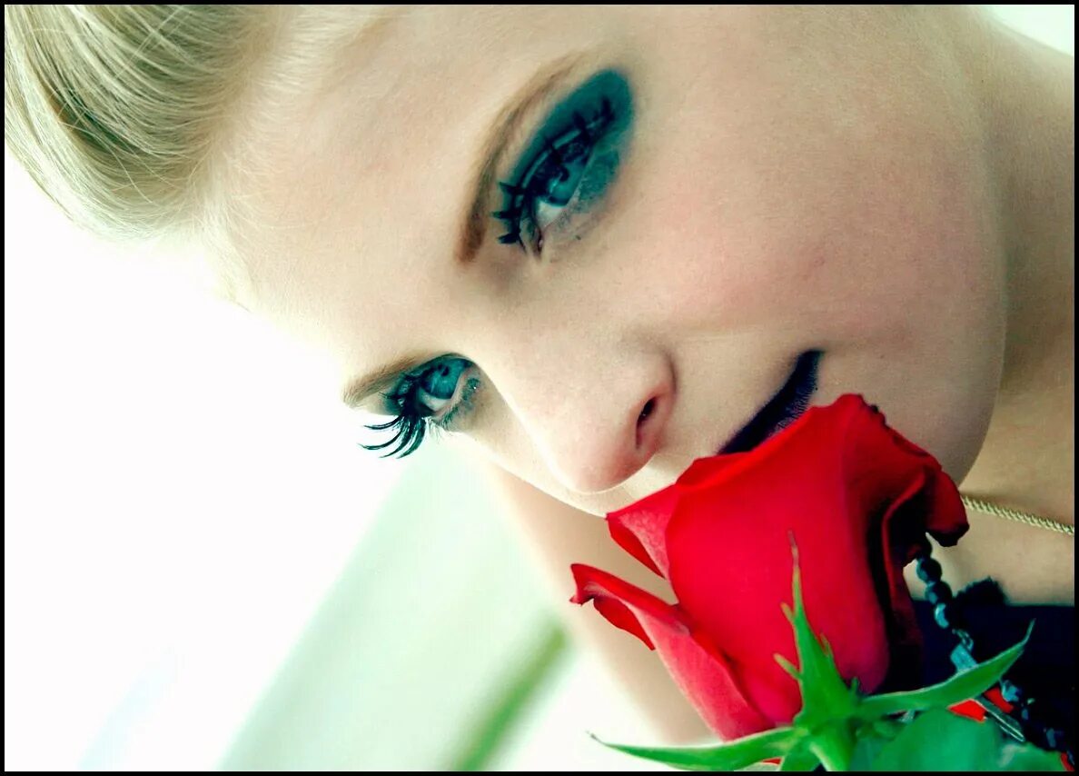 Девушка розы видео. Фотосессия с розами. Девушка роса. Девушка с розой. Девушка и красивые розы.