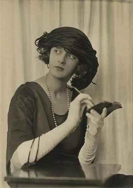 1920s Hat Styles for Women History Beyond the Cloche Hat 1920s hat, 1920s fash