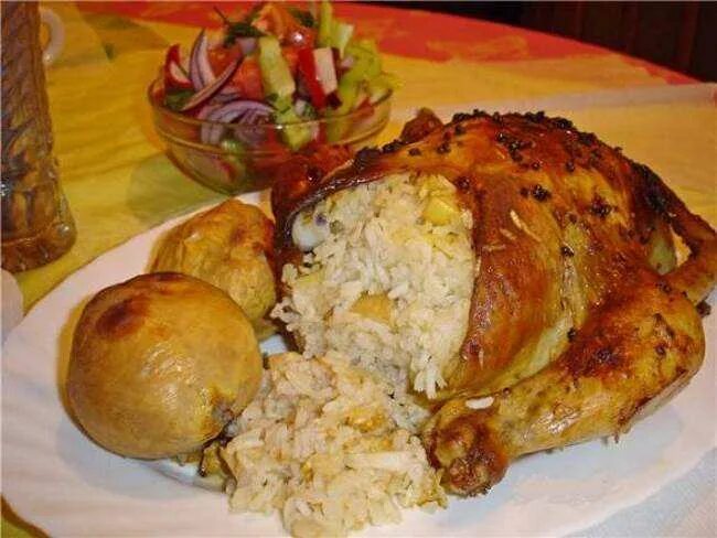 Курица с рисом в фольге. Курица фаршированная яблоками и рисом. Курица целиком с рисом в духовке. Курица фаршированная рисом. Курица фаршированная рисом в духовке.