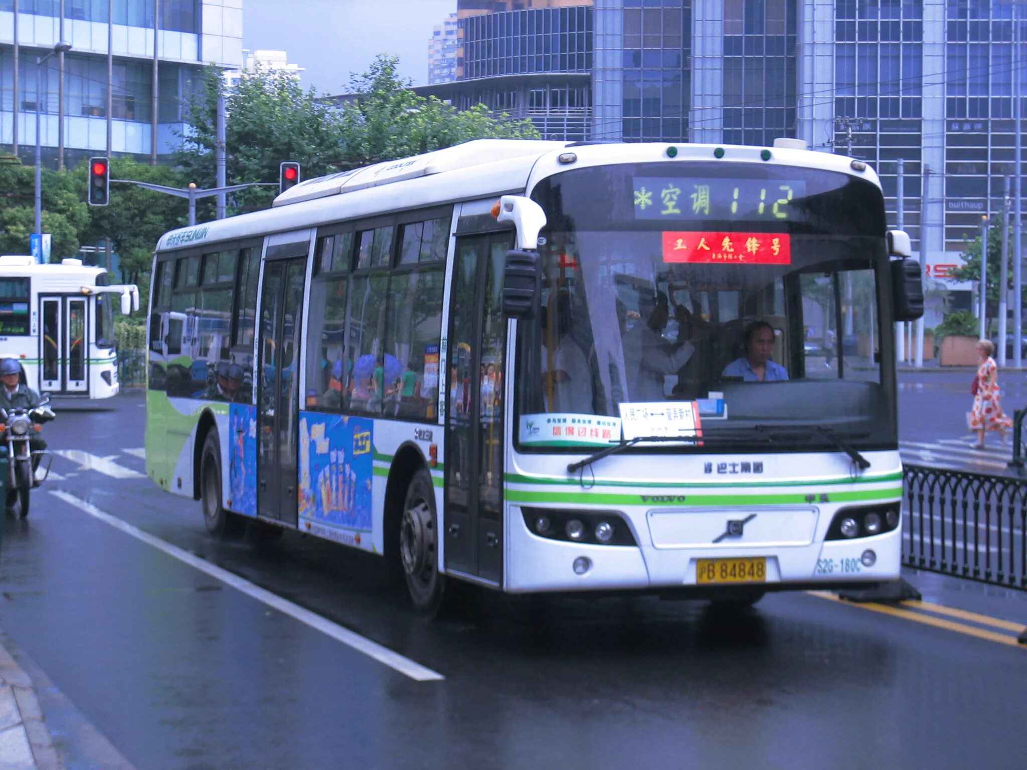 Какой автобус лучше. Автобус Шанхай. Китайские городские автобусы. Общественный транспорт Шанхая. Китайские пригородные автобусы.
