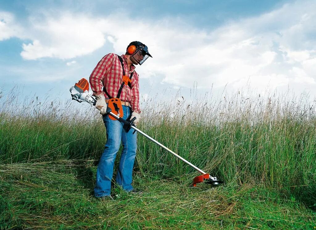 Покос травы триммером цена за сотку. Триммер для покоса травы Stihl. Косить траву мотокоса штиль 55. Покос травы мототриммером fs38 ножами. Покос триммером высокой травы.