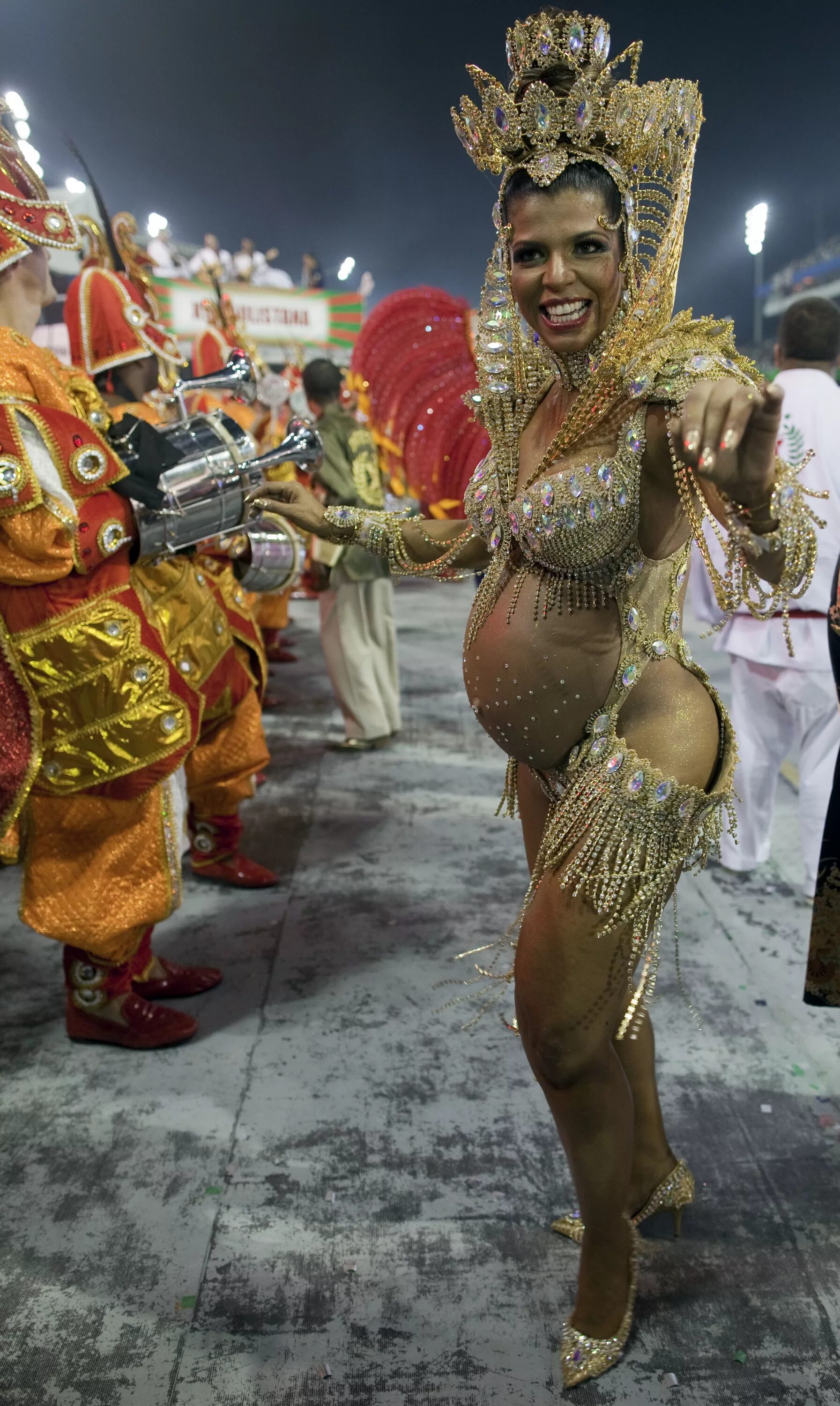 Карнавал Рио (Rio Carnival). Бразильянки на карнавале в Рио-де-Жанейро. Бразильский карнавал в Рио-де-Жанейро костюмы.