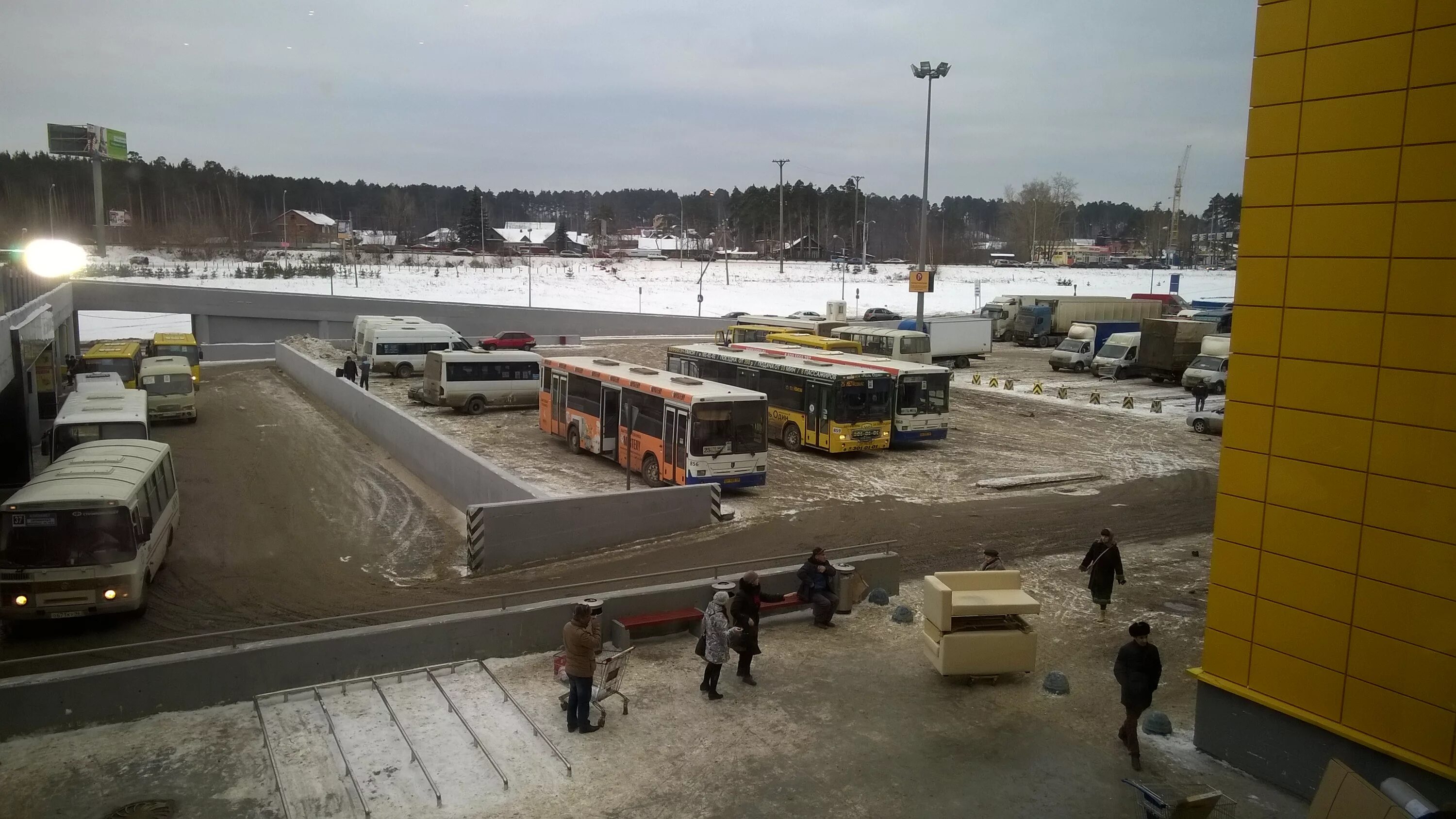 Автобусная стоянка. Стоянка автобусов. Парковка мега Екатеринбург. Остановка мега Екатеринбург.