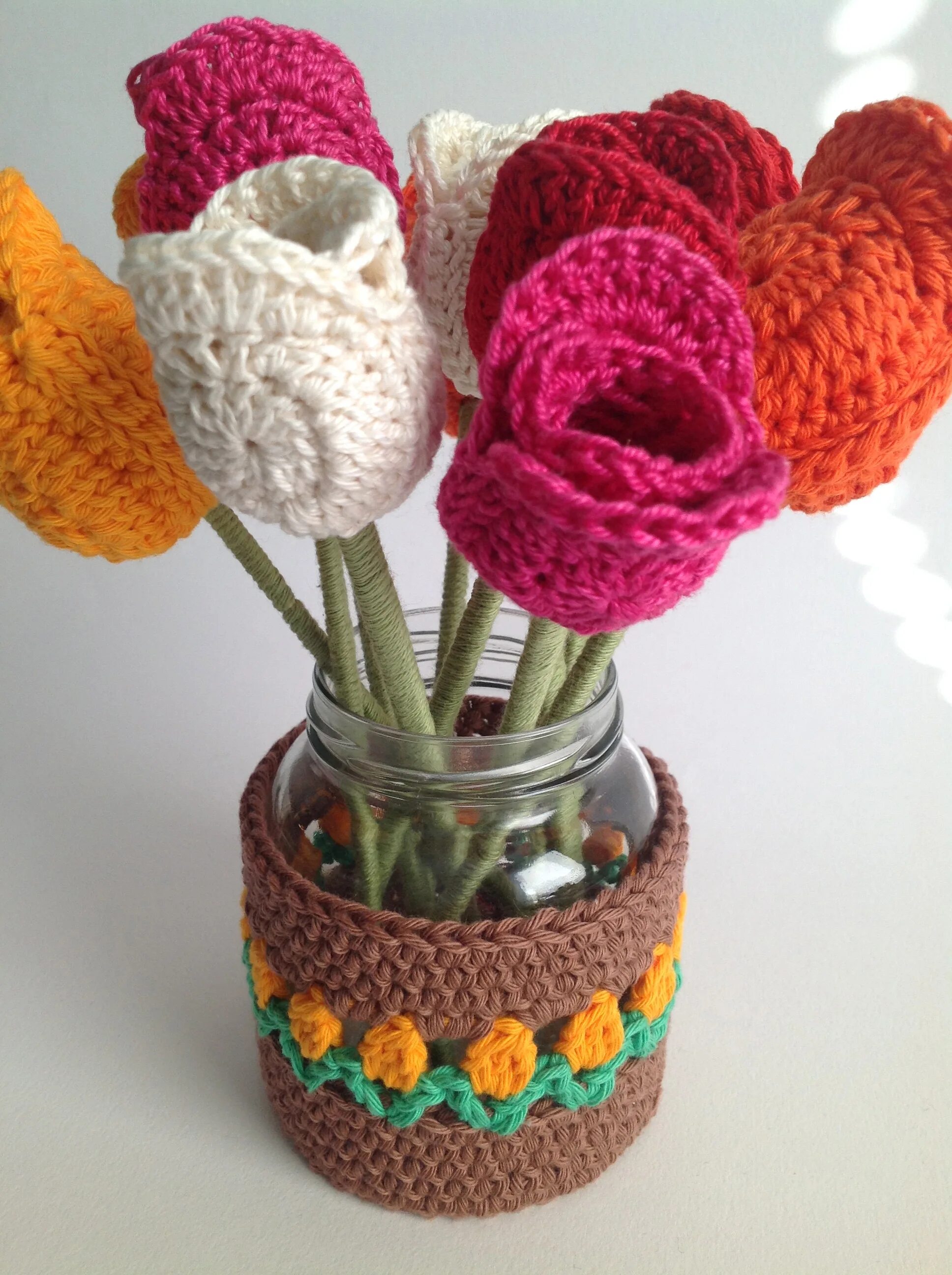 Вязаные тюльпаны крючком. Связать крючком бутон тюльпана. Тюльпан на вязаных изделиях. Вязаные цветы. Букет тюльпанов крючком.