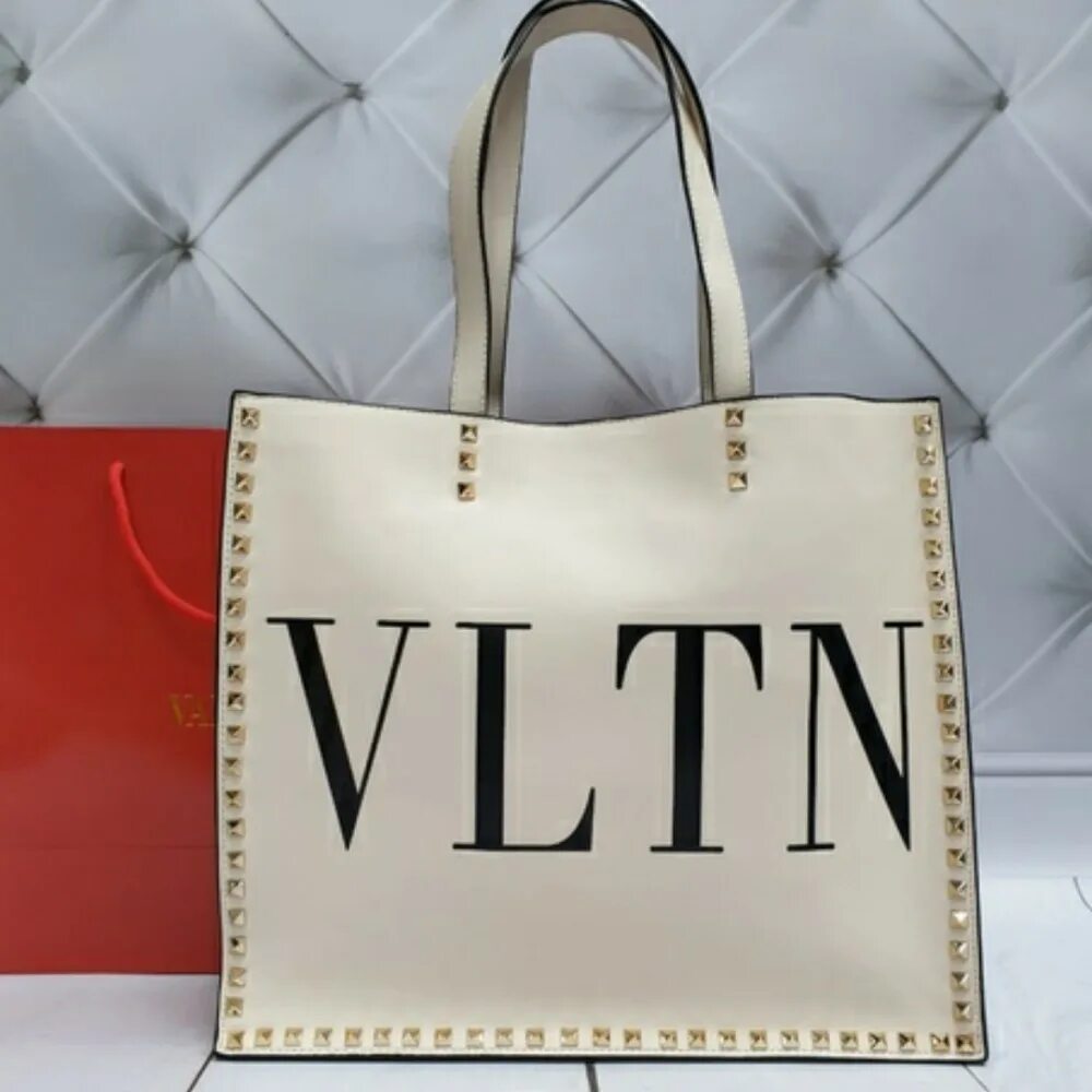 Vltn бренд. Сумка valentino vltn. сумка шоппер валентино. сумка шоппер тоут valentino vltn. сумка валентино с надписью vltn.