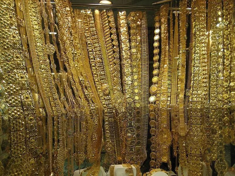 Какое золото внутри. Gold Souq Дубай. Золотой рынок Gold Souk. Серьги Дубайский золотой рынок. Цепочки Дубайский золотой рынок.
