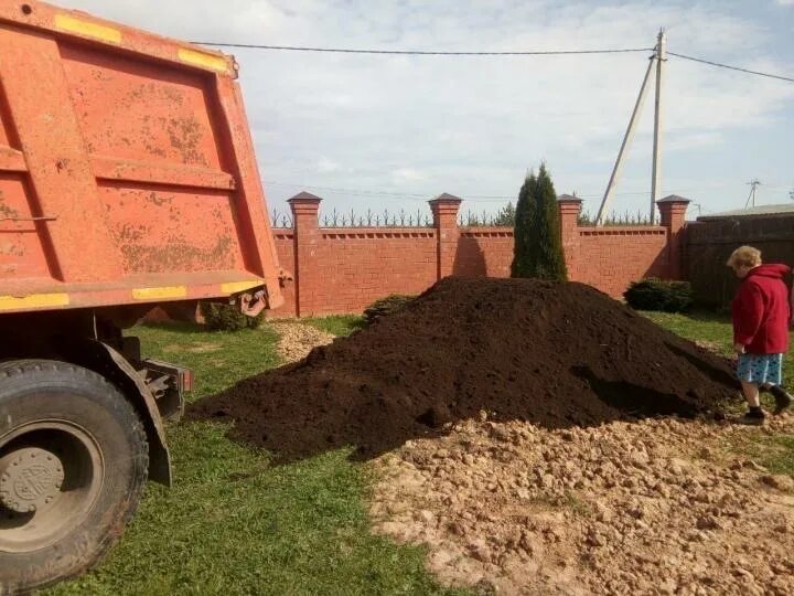 Перевозка земли. Перевозка земли. Перевозка земли. Чернозём земля в камазе. Чернозем камаз самосвал.