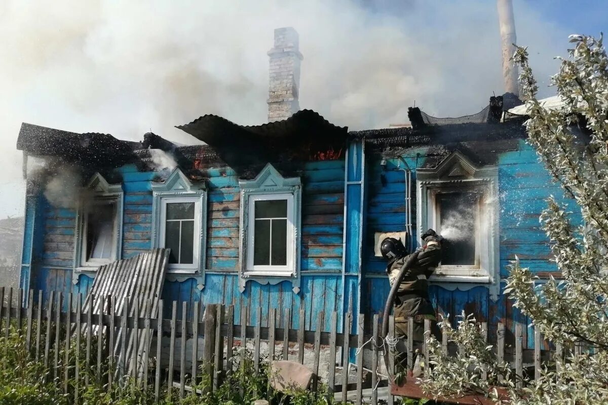 Буда калужская буда. Пожар в деревне. Сгоревший дом в деревне. Пожар в деревенском доме. Калуга деревня.