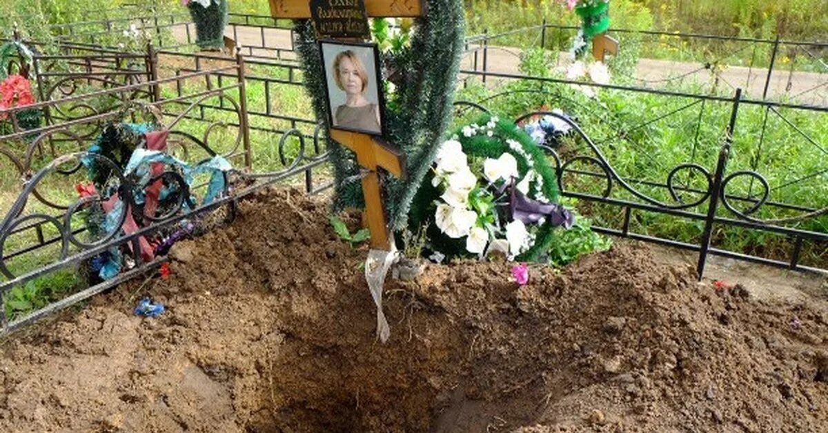 Пошла на кладбище. Кладбище в новочеркасске раскопанные могилы. новомакарьевское кладбище. разрытая могила на кладбище.