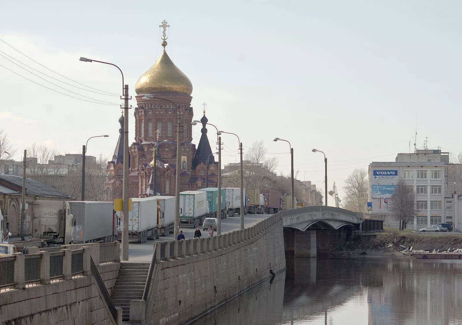 Гутуевский мост Санкт-Петербург. Храм на Гутуевском острове Санкт-Петербург. Гутуевский мост СПБ. Храм Богоявления на Гутуевском острове в Санкт-Петербурге. Обводный канал церкви