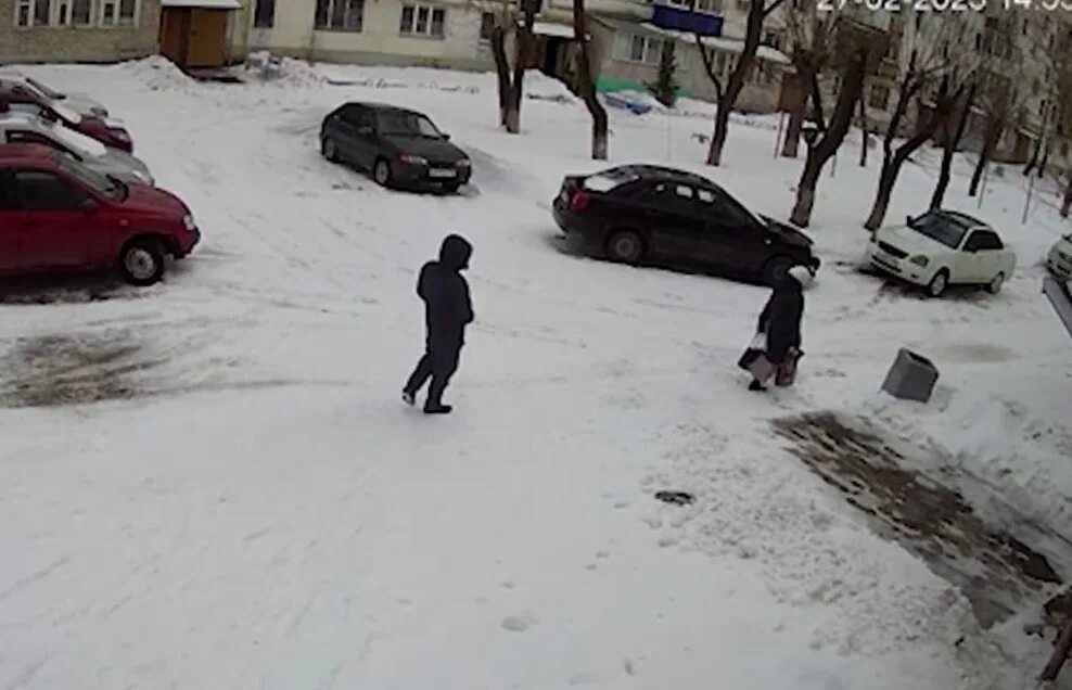 Нападение на нижнекамск. Полиция и скорая во дворе зимой. В Нижнекамске бомбят. Ограбление старушки фото.