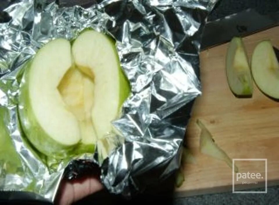 Яблоки в духовке сколько минут. Яблочные дольки. Яблоки запеченные в фольге. Яблочные дольки в макдональдс. Печь Яблочные дольки.