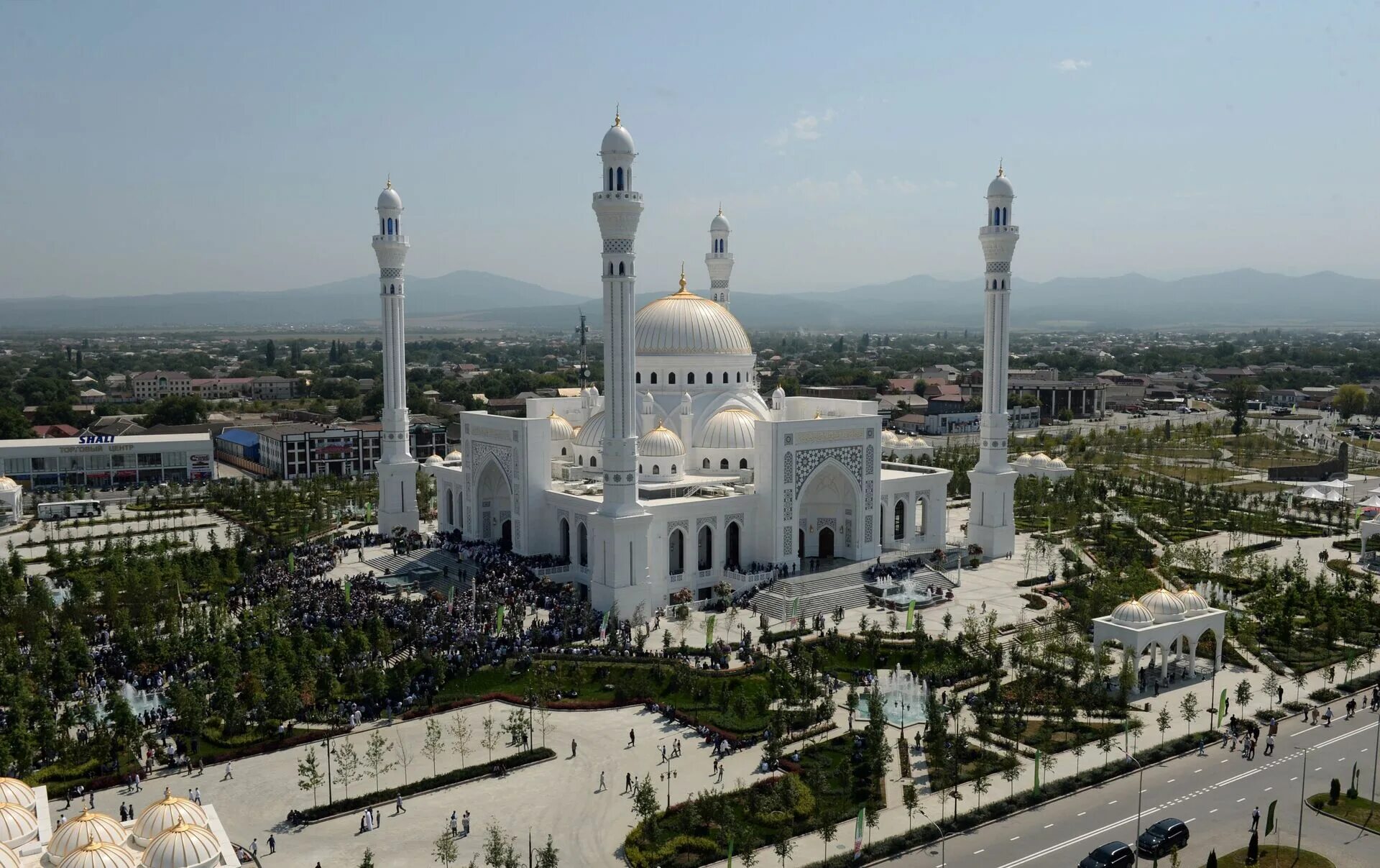Самые крупные мечети. Мечеть шали Чечня. Мечеть пророка Мухаммеда в Чечне. Мечеть имени пророка Мухаммеда в Грозном. Гордость Чечни мечеть.