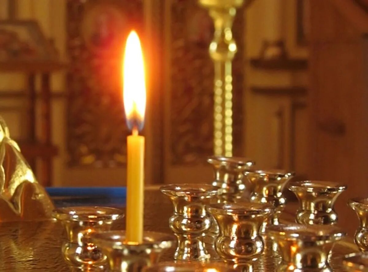 Свечи в храме зеленогорска. Зажженная церковная свеча. Свечка в церкви. Фон свечи церковь. Свеча православная.