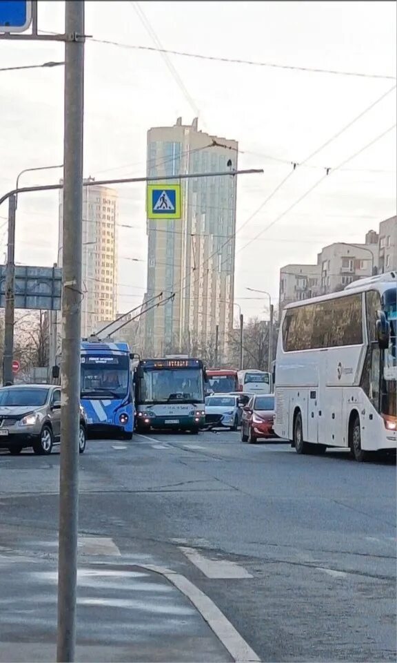 Дтп проспект ветеранов. Авария 3 октября пр ветеранов спб. Аварии на ветеранов труда. Авария с машиной росгвардии. Авария на проспекте ветеранов сегодня.