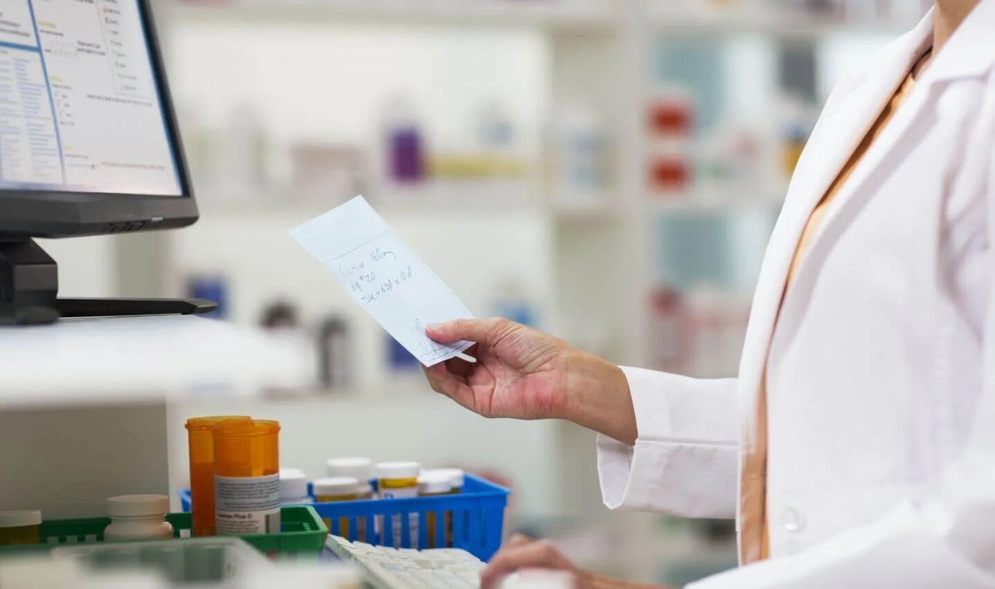 Фасовщик в аптеку. Фармацевт в лаборатории. Фармацевт с лекарствами. Аналитика аптеки. Красивая девушка в аптеке.