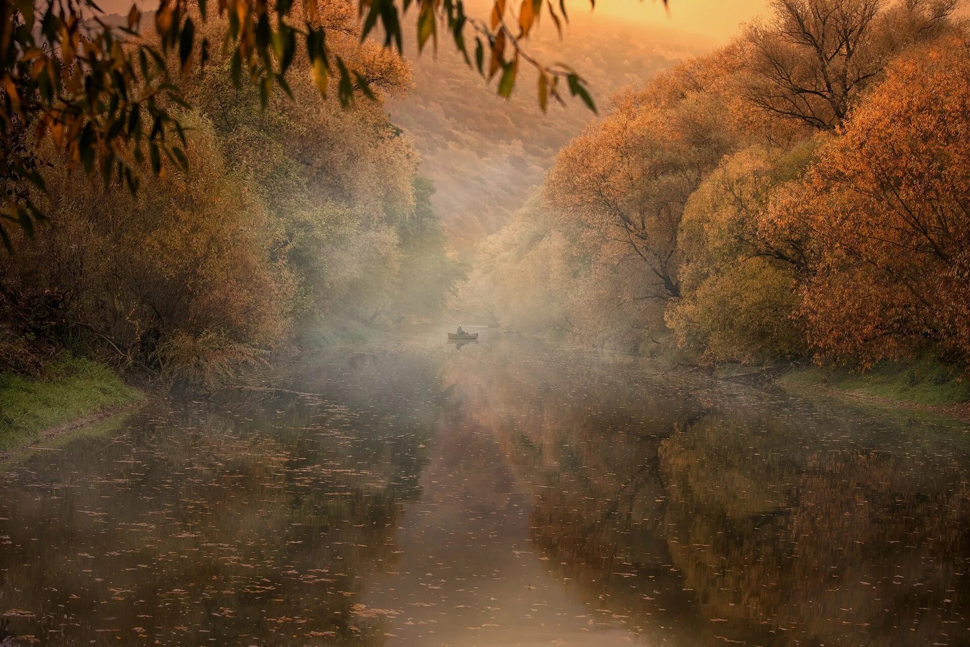 Осеннее утро картинки красивые. Туманная осень. Туман осенью. Осень река туман. Туманное осеннее утро.
