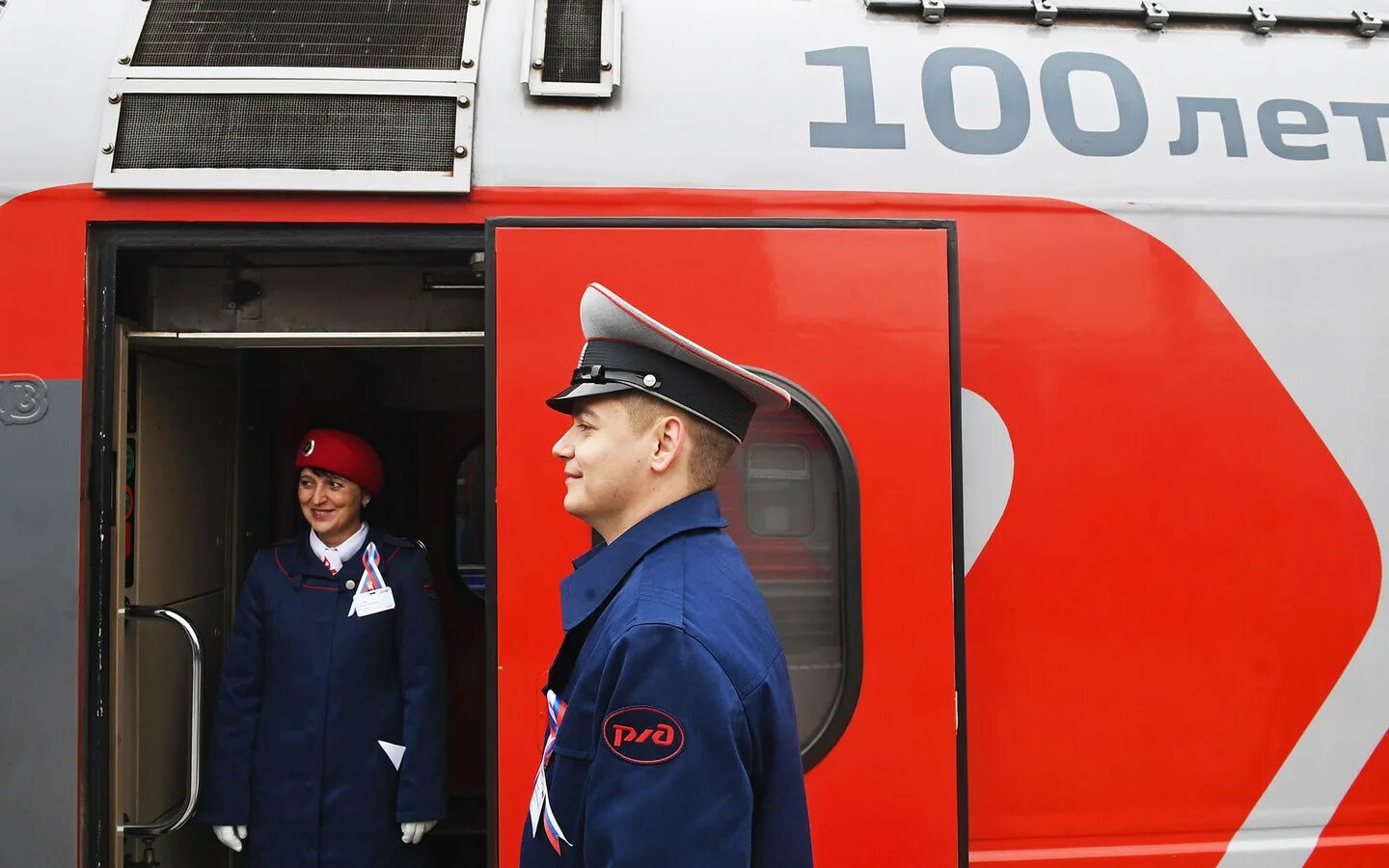 Ржд российские железные дороги. Проводник вагона РЖД. Проводник пассажирского вагона РЖД. Проводник поезда Сапсан. Форма проводницы РЖД 2022.