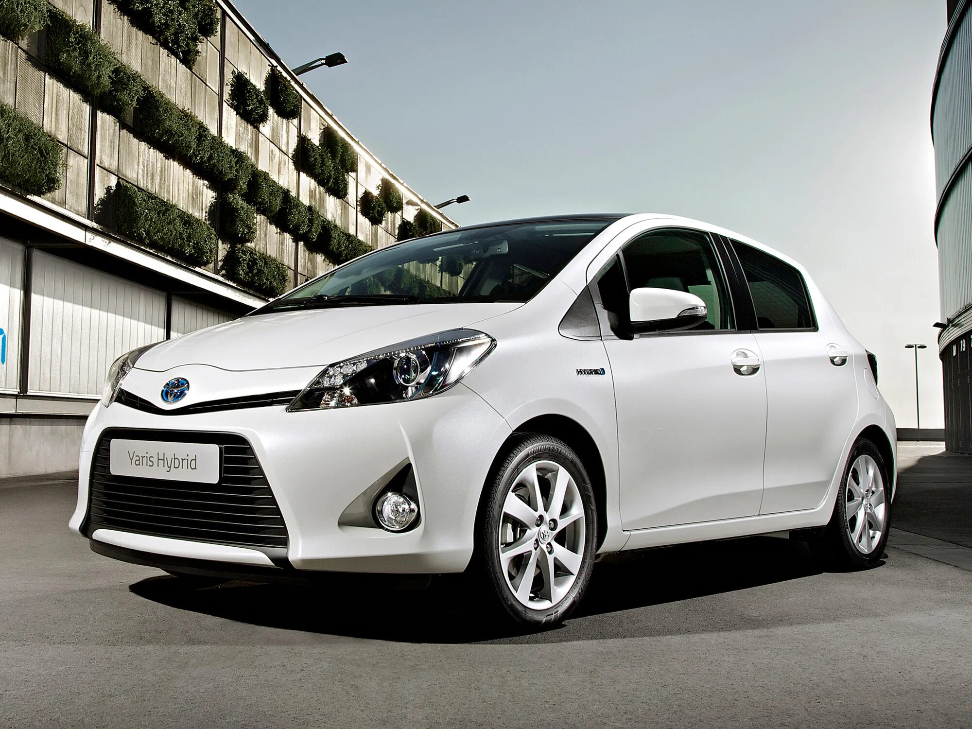 Toyota Yaris Hybrid. Toyota Yaris 200. Toyota Yaris 2012. Тойота Ярис 2013. Yaris hybrid