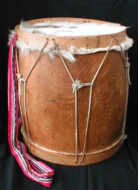 Bombo xxanteria. Bombo аргентинский барабан. Бомбо легуэро. Древние барабаны. Аргентинские барабаны из кактуса.