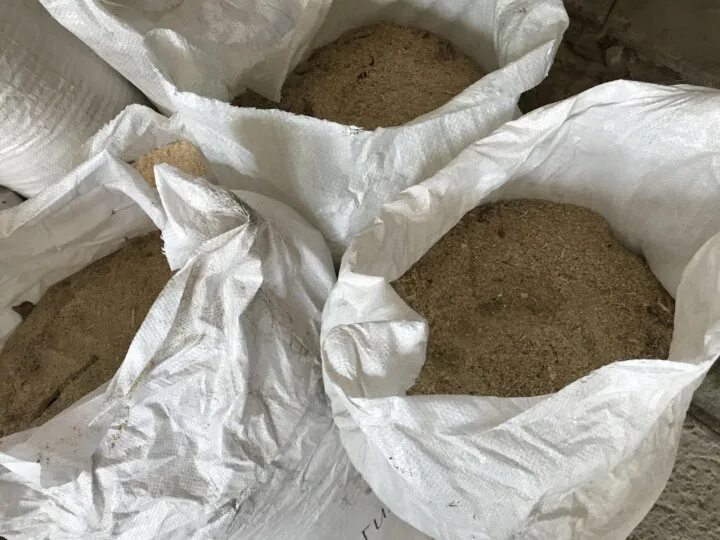 Опилки в мешках в омске. Древесные опилки в мешках. Мешок с опилками. Мешок с опилками. Мешок с опилками.