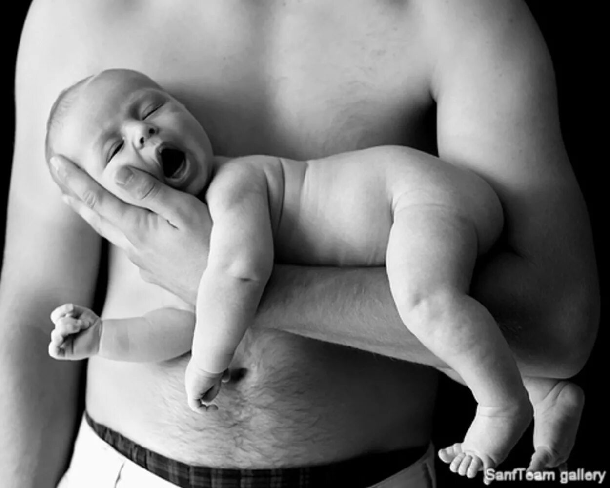 Младенец на руках. Мужчина с младенцем. Поза Будды для новорожденного. Мужчина с малышом. Хотела родиться мальчиком