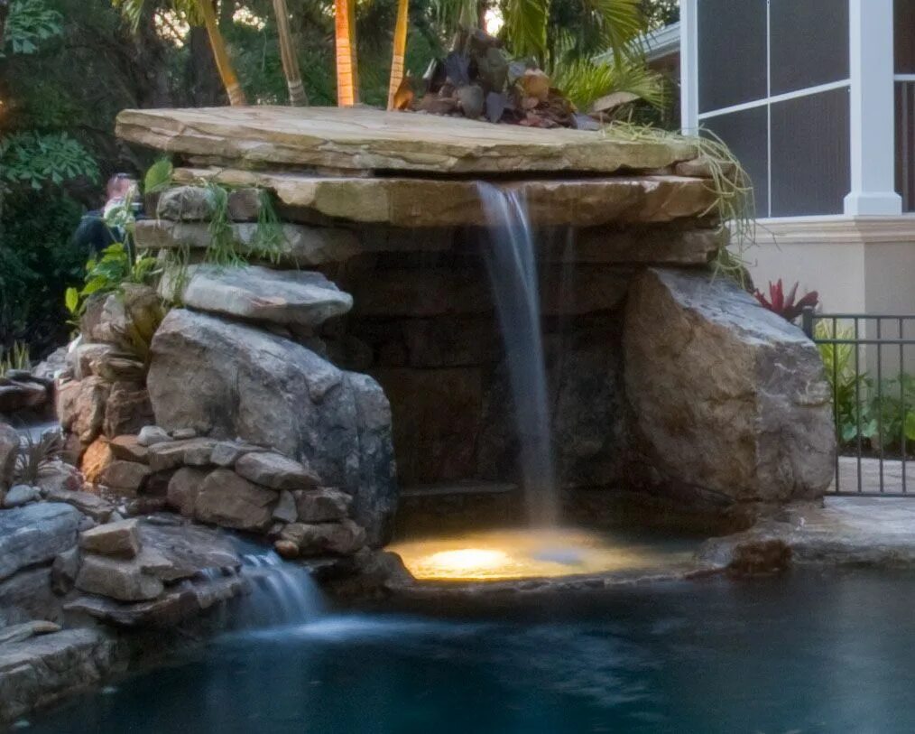 Бассейн с водопадом на участке. Подпорная стена водопад пруд. Постройка декорат водопада каскад. Маленький водопад в саду. Водопад-фонтан ручеек садовый.