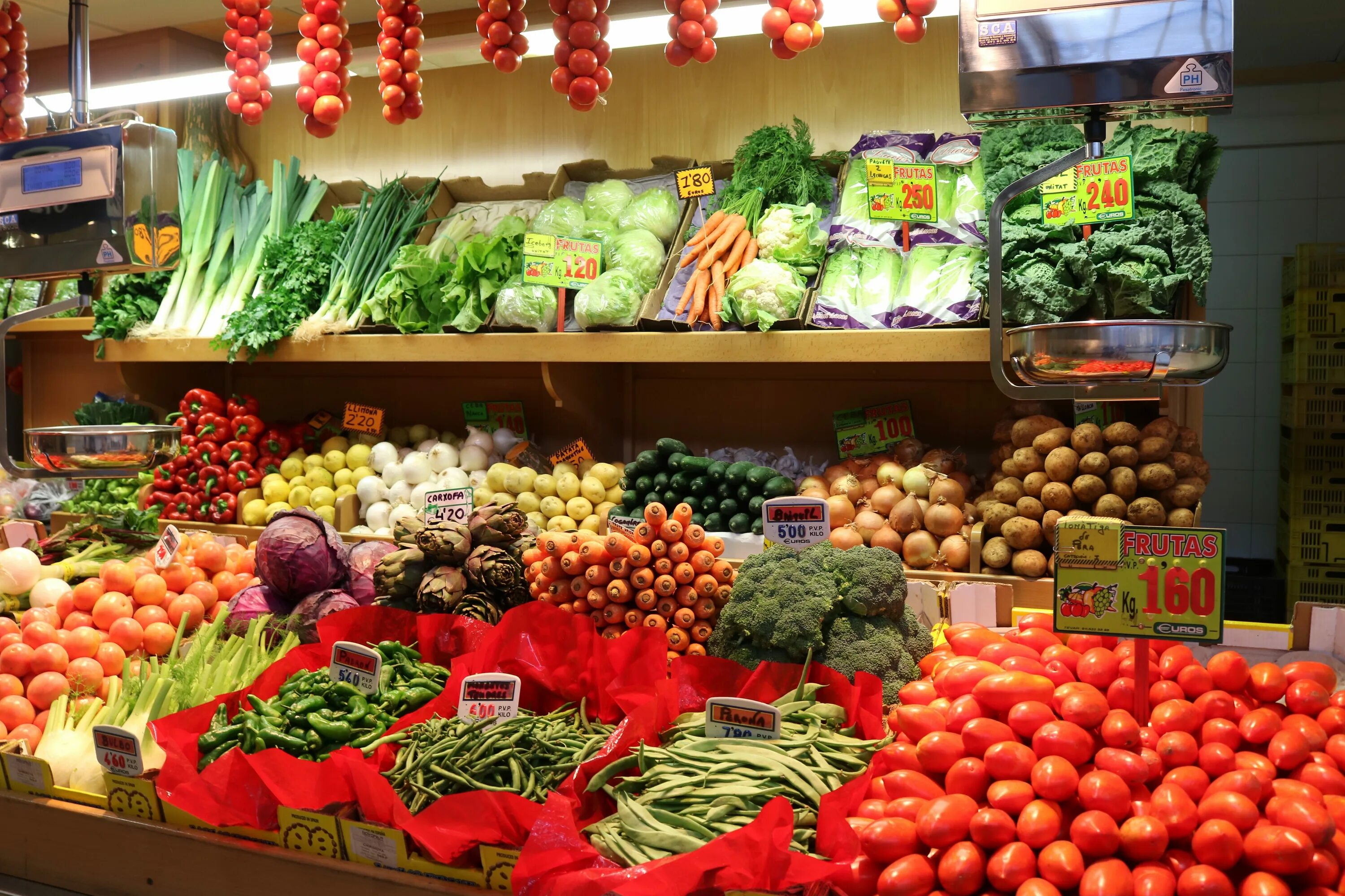 Овощи на рынке. Овощной магазин. Овощной рынок. Овощи и фрукты на рынке.