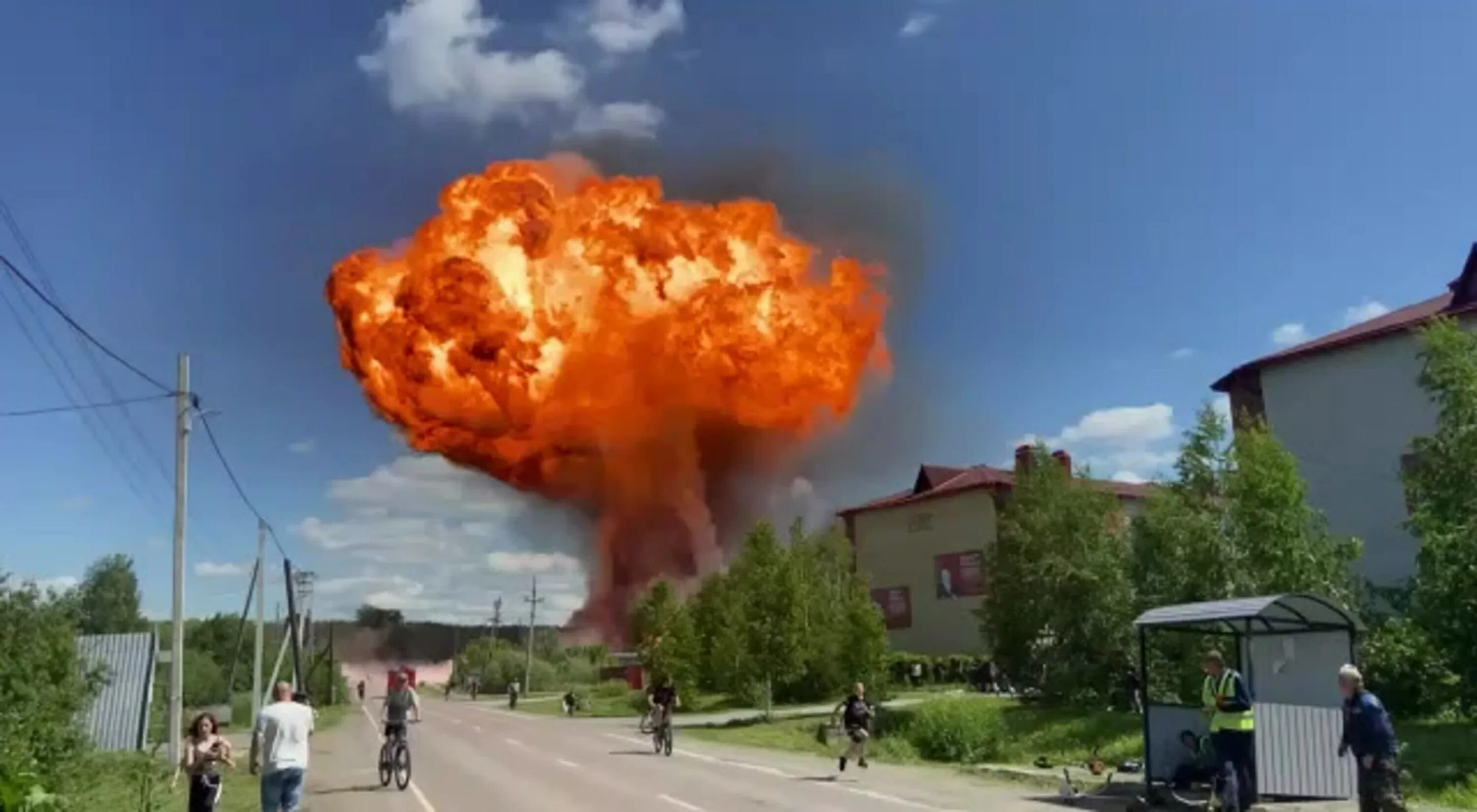 Взрыв бензоколонки в новосибирске. Взорвалась цистерна. Пожары и взрывы. Аварии суг. Взорвалась цистерна.