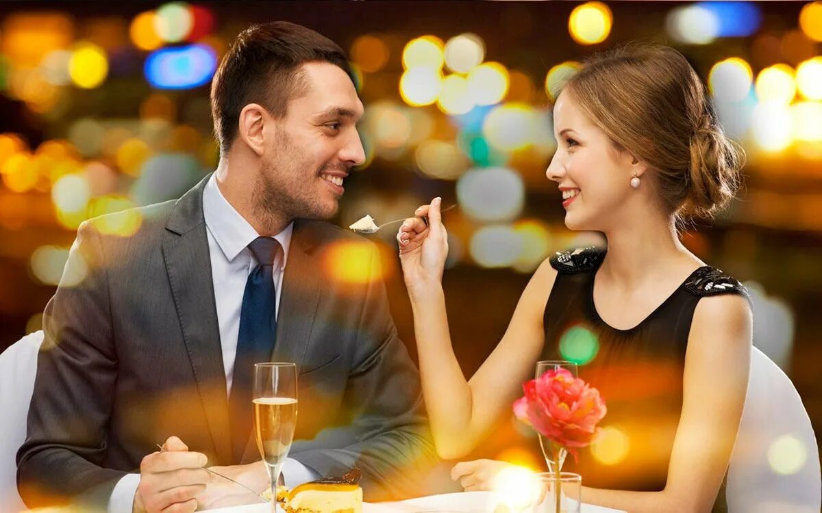 Свидание ужин. Мужчина с девушкой в ресторане. Свидание в ресторане. Романтическое свидание. Романтический ужин в кафе.