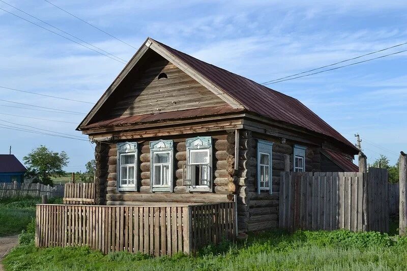 Деревня ул. Деревянный дом в деревне. Деревянный дом деревенскии. Бревенчатый дом в деревне. Деревянный домик в деревне.