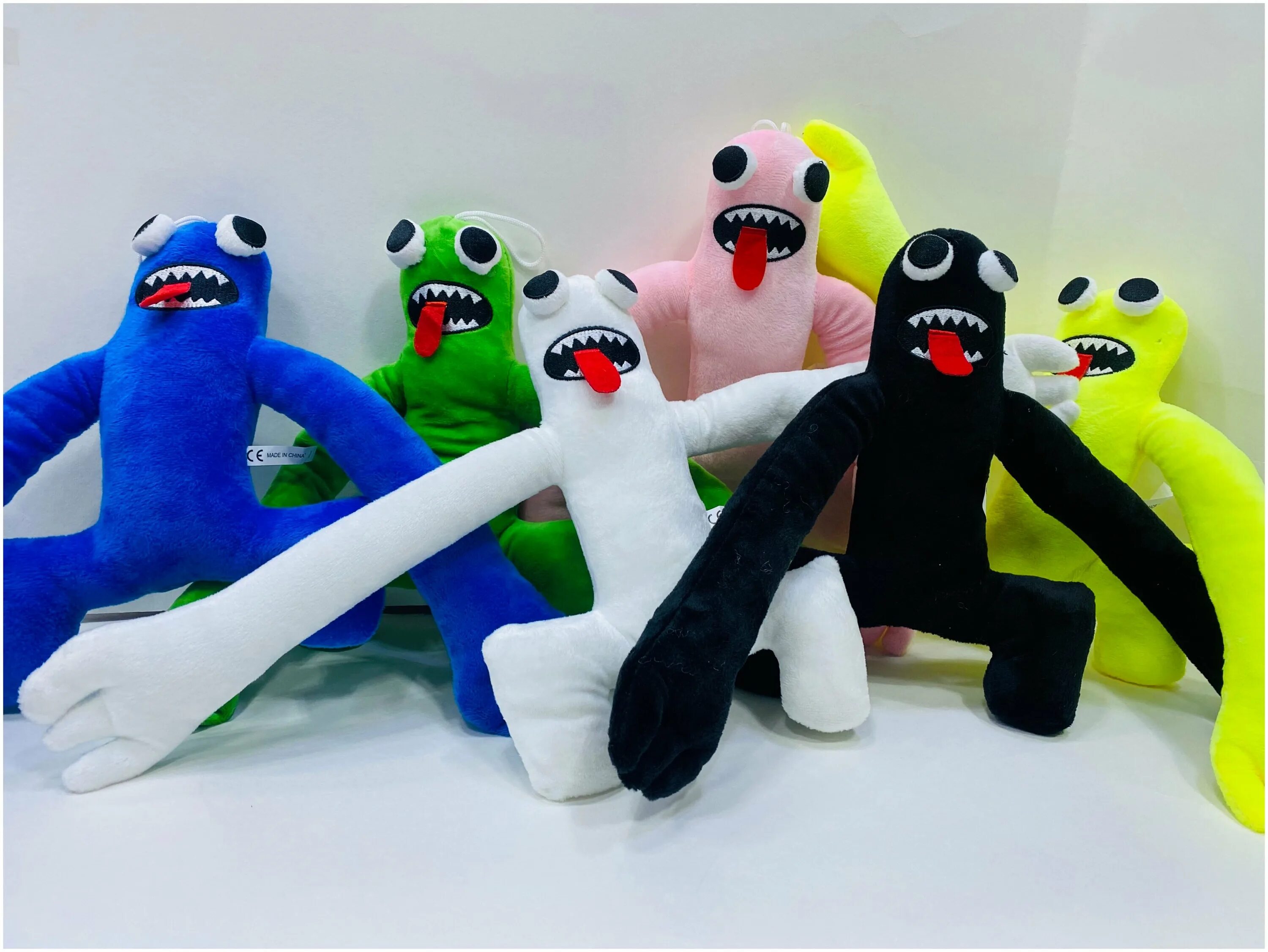 фото розовый радужный друг rainbow friends. фиолетовый радужный друг. радужный друзья роблокс. мягкие игрушки rainbow friends. игрушки радужных друзей.