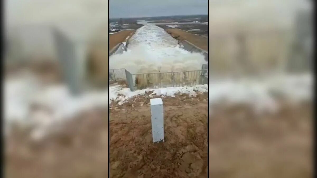 Паводок в акбулаке оренбургской области. Прорыв дамбы. Прорвало дамбу. Прорыв плотины. Акбулак дамба.