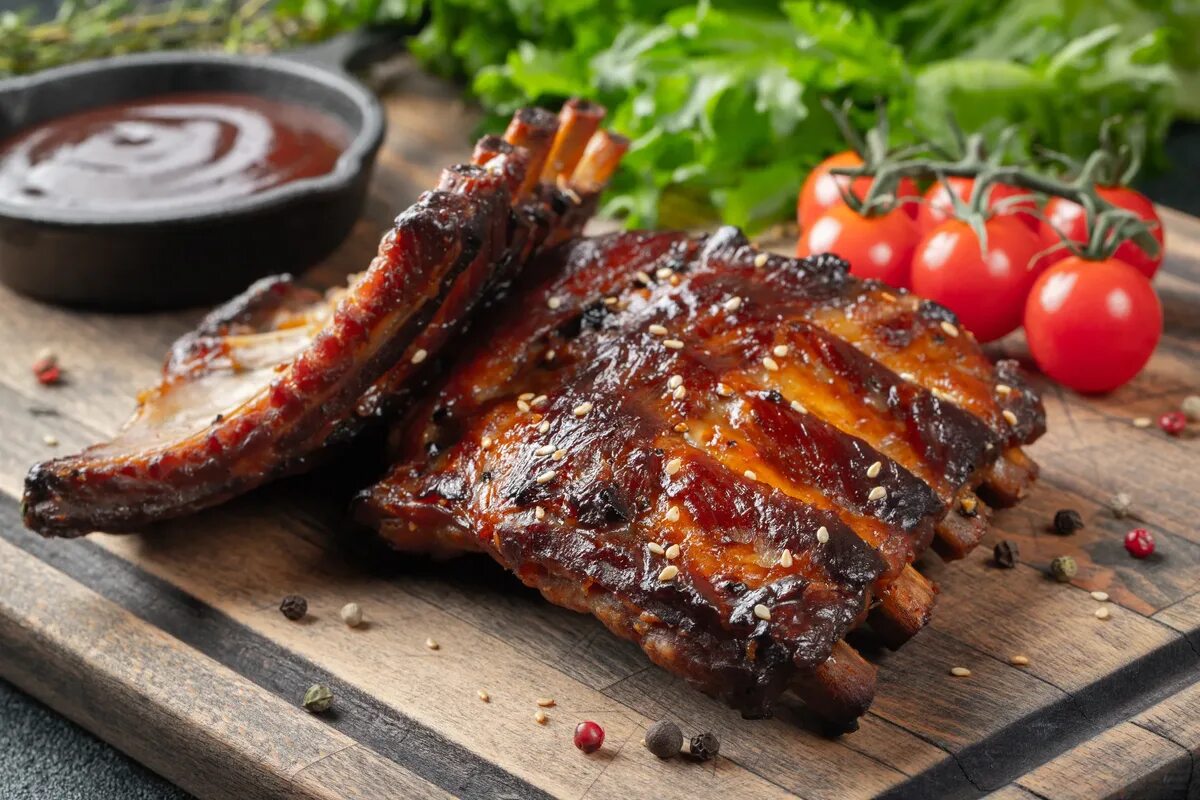 Свиные ребра в соевом. Свиные ребрышки bbq. ребрышки по канадски. свиные ребрышки рибс. ребрышки свиные барбекю копченые.